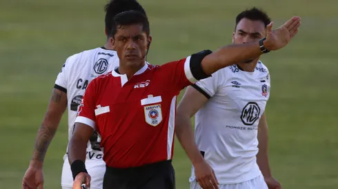 Nicolás Gamboa arbitra a Colo Colo. Crédito: Photosport