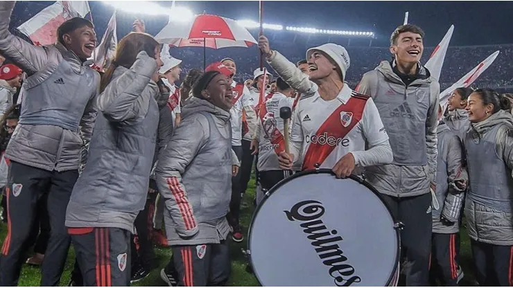 Pablo Solari asiste en nuevo triunfo de River y recibe la medalla de campeón.