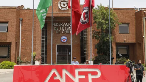 Desde el Congreso planean regularizar el fútbol chileno.