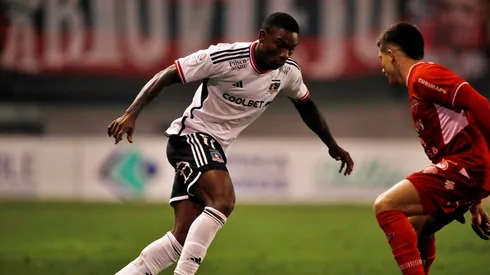 Fabián Castillo recibe los halagos de Pato Yáñez.