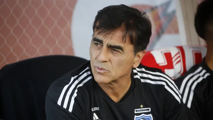 Raúl Toro le presta un camión de ropa a Gustavo Quinteros.
