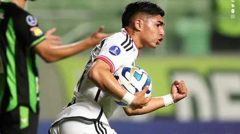 El podio al que ingresa Jordhy Thompson. Crédito: Colo Colo.