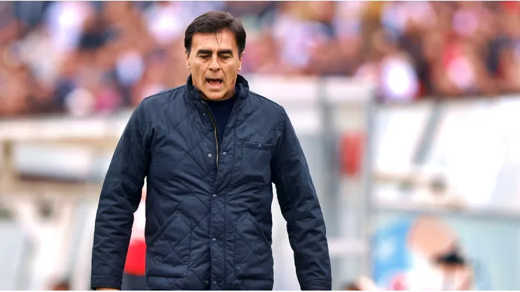 Gustavo Quinteros vuelve a la carga contra el árbitro que lo expulsó.