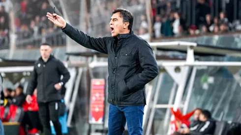 La renovación de Gustavo Quinteros en Colo Colo queda en suspenso.