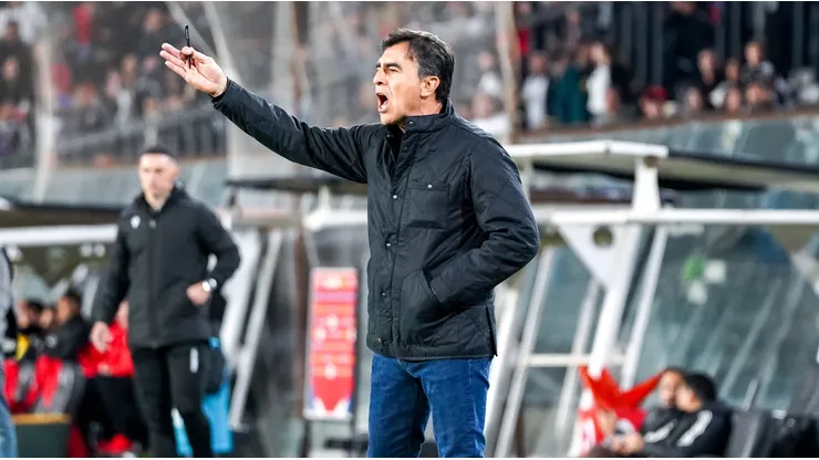 La renovación de Gustavo Quinteros en Colo Colo queda en suspenso.