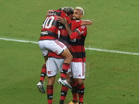 Vidal recibe las bendiciones de sus excompañeros del Flamengo
