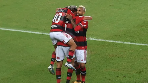 Vidal recibe las bendiciones de sus excompañeros del Flamengo.