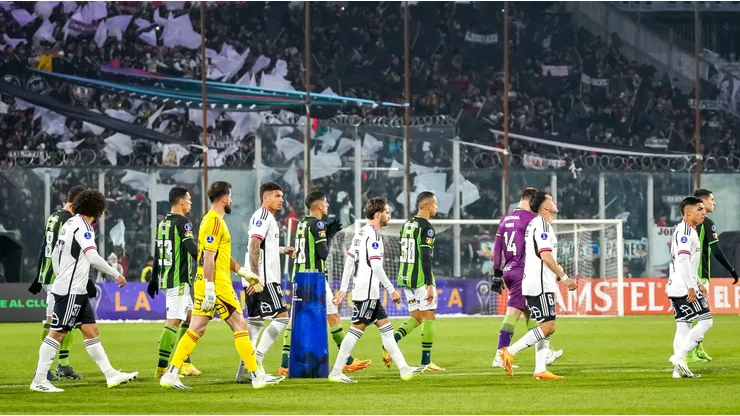 Cancha del Monumental resiste intensa lluvia en partido de Colo Colo.