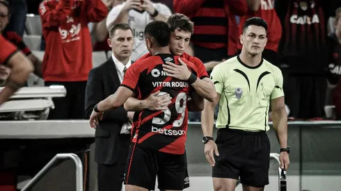 Luciano Arriagada y Vitor Roque en Paranaense. Crédito: Athletico Paranaense.