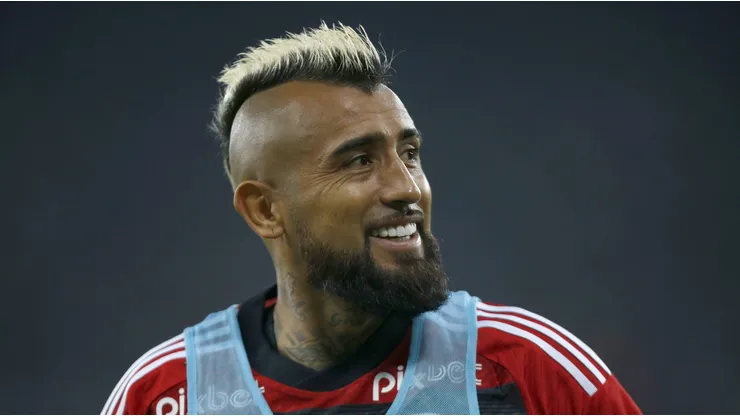 Vidal comparte curioso mensaje y cada vez se aleja de Colo Colo.