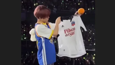 Banda de K-pop la rompe con camiseta de Colo Colo