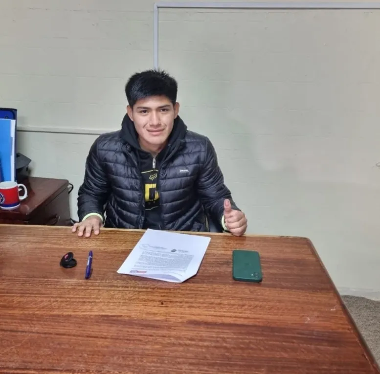 Cristián Flores y su primer contrato como profesional. Crédito: Provincial Osorno.