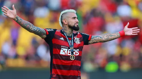 Boca se mete la mano al bolsillo y van en busca de Vidal.