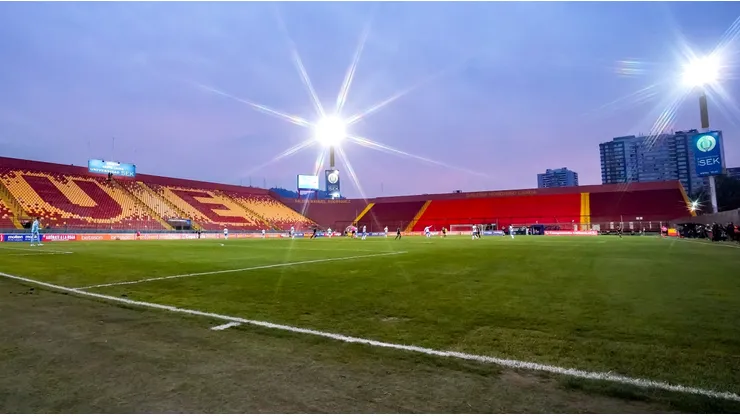 La cancha del Santa Laura es cuidada antes del Superclásico.