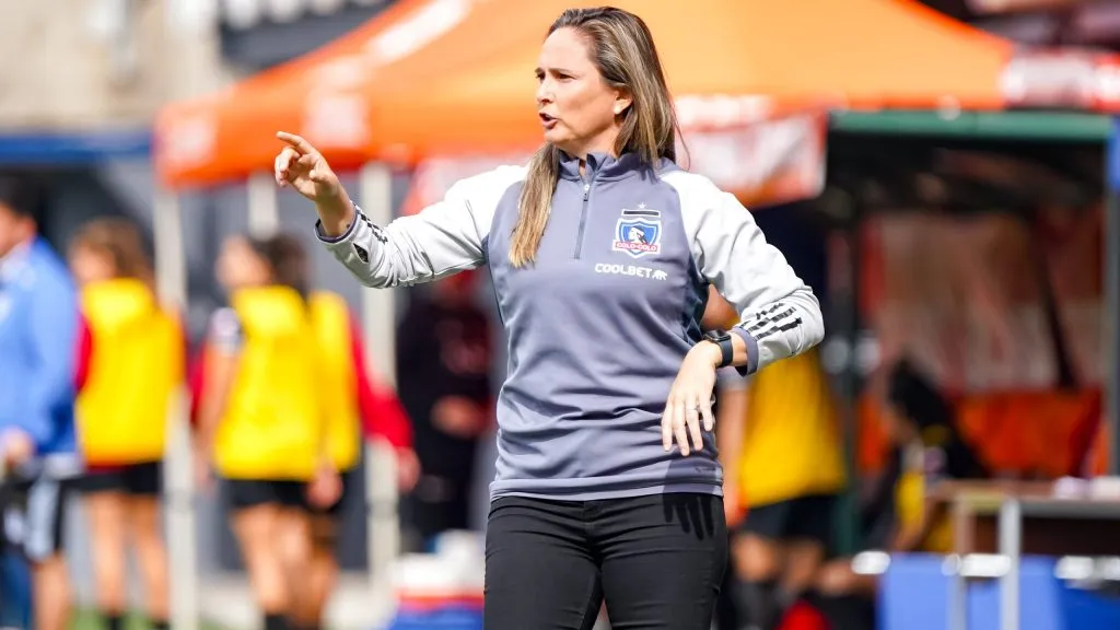 Tatiele Silveira con el buzo de Colo Colo.