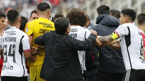 El agarrón de Quinteros a Peluca. Crédito: Photosport