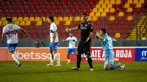 Colo Colo y UC terminan con un empate en polémico partido.