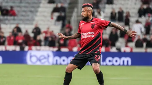 Los reclamos del Paranaense al árbitro por golazo anulado a Vidal.