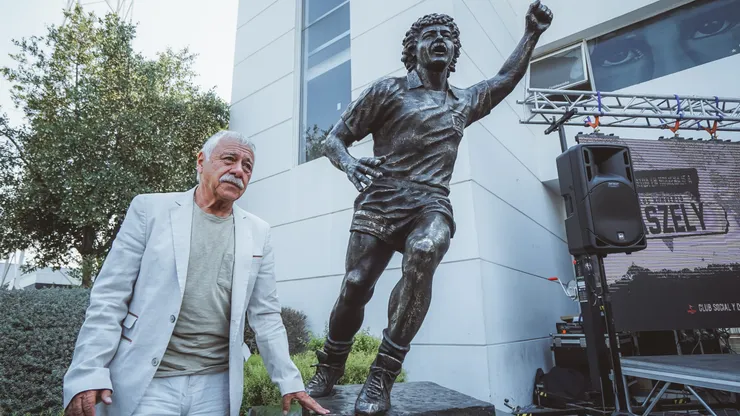 Carlos Caszely expresó lo que siente al ver su estatua.