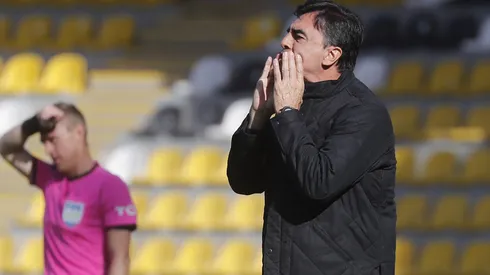 El fastidio de Quinteros por nuevo gol de pelota parada en contra.