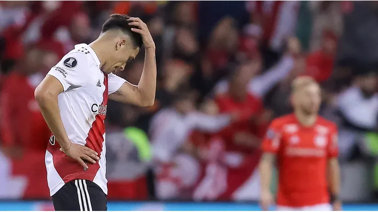 Castrilli defiende con todo a Solari en su penal y apunta al VAR.