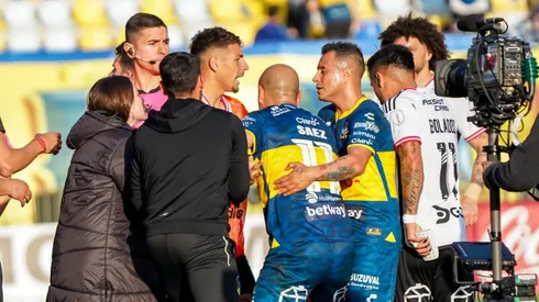 Jordhy Thompson y Sebastián Sáez sacan chispas en fuerte cruce.