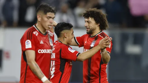 Jordhy Thompson y Maximiliano Falcón se divierten jugando al gallito.