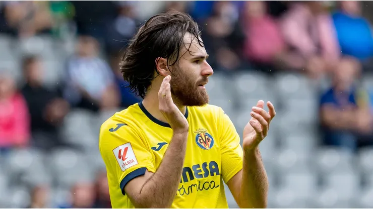 Brereton celebra con incertidumbre su primer gol en Villarreal.