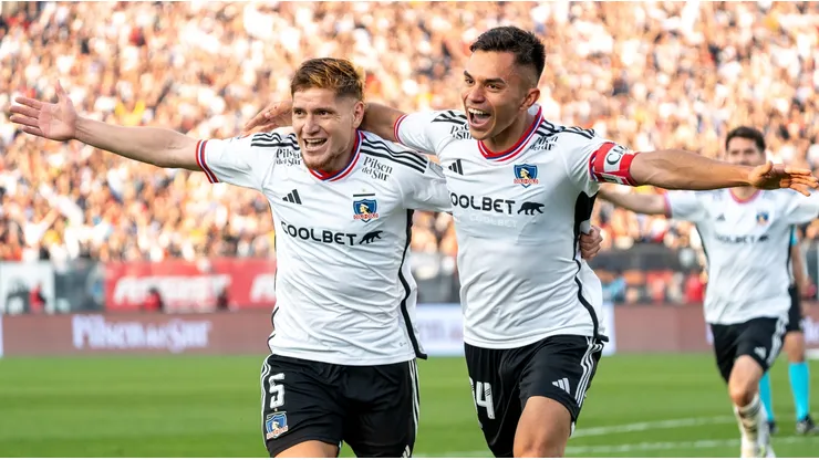 Carlos Caszely aplaude el juego de Colo Colo ante Cobresal.