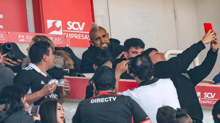 ¡Arturo Vidal llega al Monumental para alentar a Colo Colo!