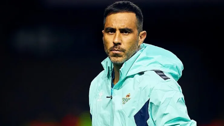 Bravo fue titular en el Betis ante Rangers.