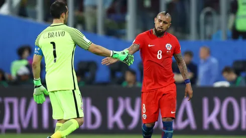 Claudio Bravo usa a Arturo Vidal como ejemplo para no volver a Chile. | Imagen: Getty.