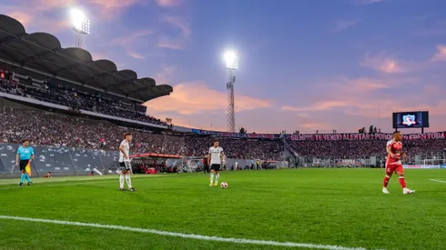 Hinchas de Colo Colo denuncian insalubridad en el Monumental.