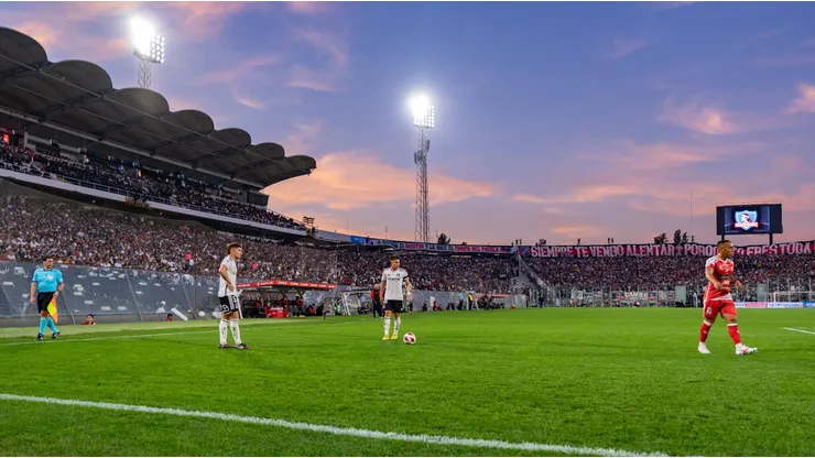 Hinchas de Colo Colo denuncian insalubridad en el Monumental.