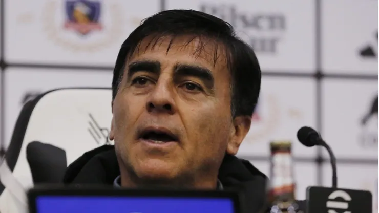 Gustavo Quinteros en conferencia de prensa. Crédito: Photosport