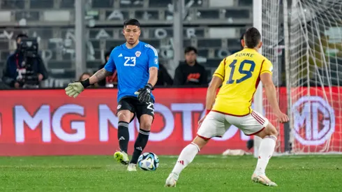 Brayan Cortés critica el estado de la cancha del Estadio Monumental.