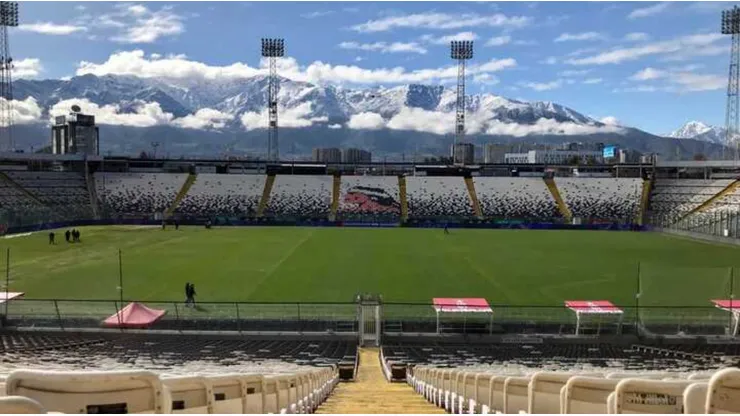 Colo Colo trabaja en el estado de la cancha del Estadio Monumental.
