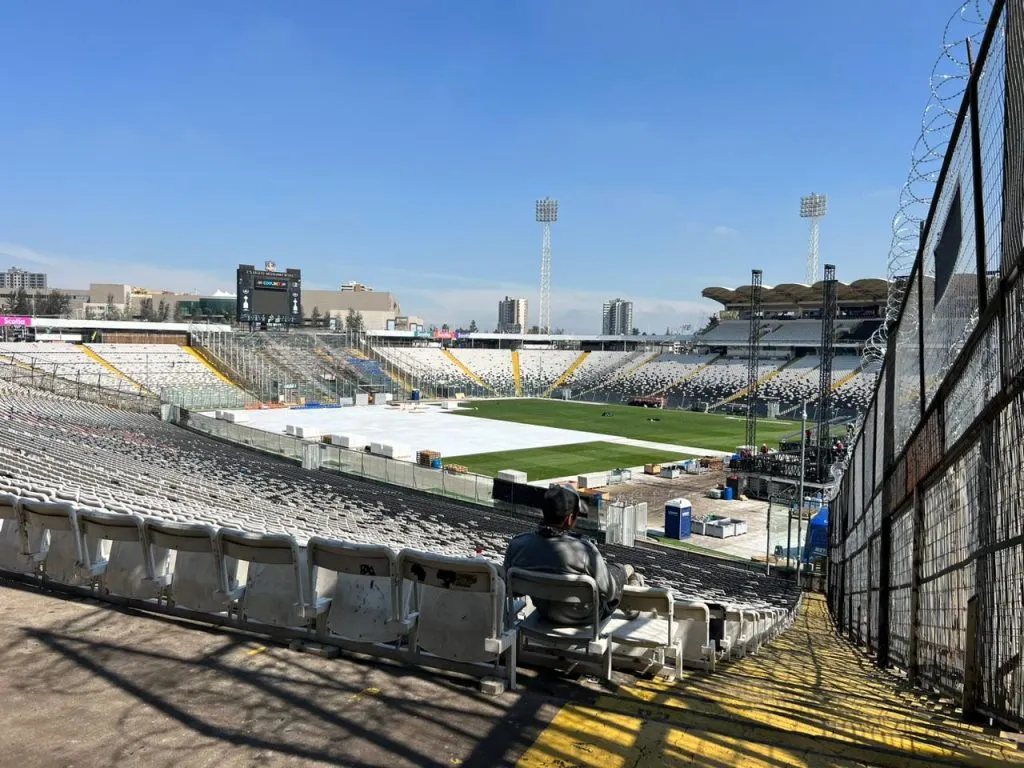 Se sigue trabajando en quitar la carpa de cuidado a la cancha del Monumental. (Foto: DaleAlbo)