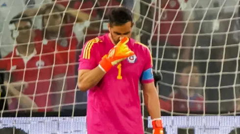 Históricos de la Roja se lanzan contra Eduardo Berizzo por ausencia de Claudio Bravo.