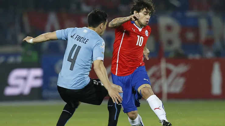 Jorge Valdivia vs Uruguay. Crédito: Photosport