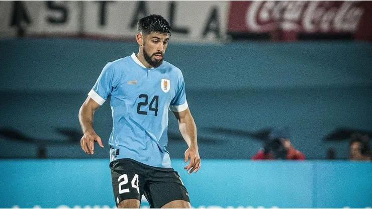 Novato defensor uruguayo ni se inmuta por inactividad de Sánchez.