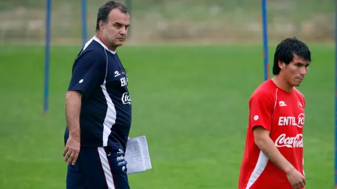 FUTBOL, ENTRENAMIENTO SELECCION CHILENA TORNEO ESPERANZAS DE TOULON 2008. MARCELO BIELSA, IZQUIERDA, ENTRENADOR, REPRENDE A GARY MEDEL. 28/05/2008 TOULON, FRANCIA. ANDRES PINA/PHOTOSPORT