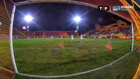 El estado de la cancha del Santa Laura. Crédito: TNT Sports.