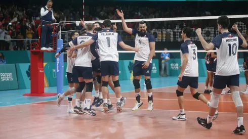 SANTIAGO, CHILE – OCT 30:Jugadores de Chile celebran triunfo frente a Republica Dominicana por los preliminares del Voleibol masculino, durante los Juegos Panamericanos Santiago 2023 en Arena Parque O’higgins el 30 de octubre en Santiago, Chile. / Chilean players celebrate their victory against the Dominican Republic in the men's volleyball preliminaries, during the Santiago 2023 Pan American Games at Arena Parque O'higgins on October 30 in Santiago, Chile. (Foto: Juan Carlos Romo/ Santiago 2023 via Photosport)