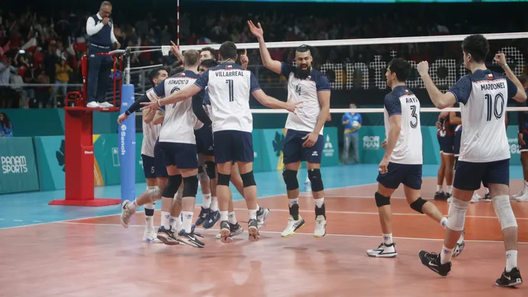 SANTIAGO, CHILE – OCT 30:Jugadores de Chile celebran triunfo frente a Republica Dominicana por los preliminares del Voleibol masculino, durante los Juegos Panamericanos Santiago 2023 en Arena Parque O’higgins el 30 de octubre en Santiago, Chile. / Chilean players celebrate their victory against the Dominican Republic in the men's volleyball preliminaries, during the Santiago 2023 Pan American Games at Arena Parque O'higgins on October 30 in Santiago, Chile. (Foto: Juan Carlos Romo/ Santiago 2023 via Photosport)