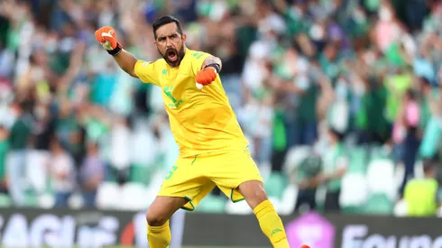 Claudio Bravo podría volver a Colo Colo, según prensa internacional.