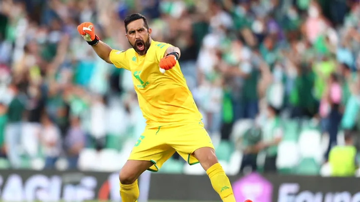 Claudio Bravo podría volver a Colo Colo, según prensa internacional.