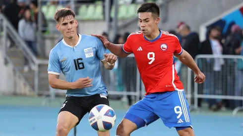 VALPARAISO, CHILE Ð OCT 26: Joaquin Lavega de Uruguay disputa el balon contra Alexander Aravena de Chile durante el partido del grupo A del futbol masculino en los Juegos Panamericanos Santiago 2023 en el Estadio Elias Figueroa el 26 de octubre en Valparaiso, Chile./ Joaquin Lavega of Uruguay vies for the ball against Alexander Aravena of Chile during the Men«s group A football match at the Santiago 2023 Pan American Games at Elas Figueroa Stadium on October 26 in Valparaiso, Chile. (Foto de Manuel Lema O/Santiago 2023 va Photosport)