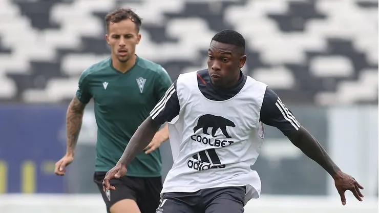 Con sorpresiva delantera: La formación de Colo Colo en el amistoso ante Santiago Wanderers.