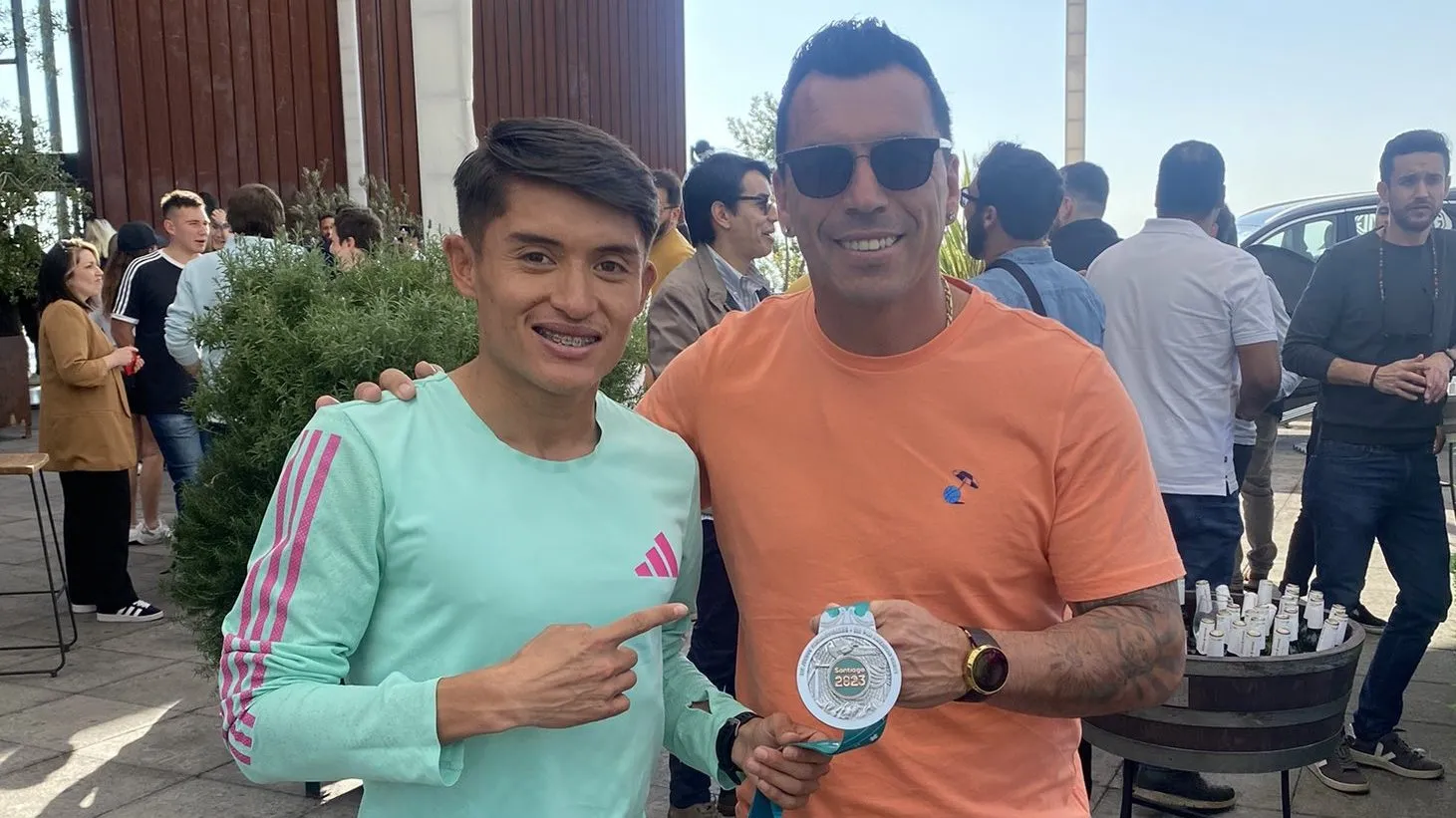 Hugo Catrileo y Esteban Paredes lucen orgullosos la medalla del atleta en Santiago 2023.